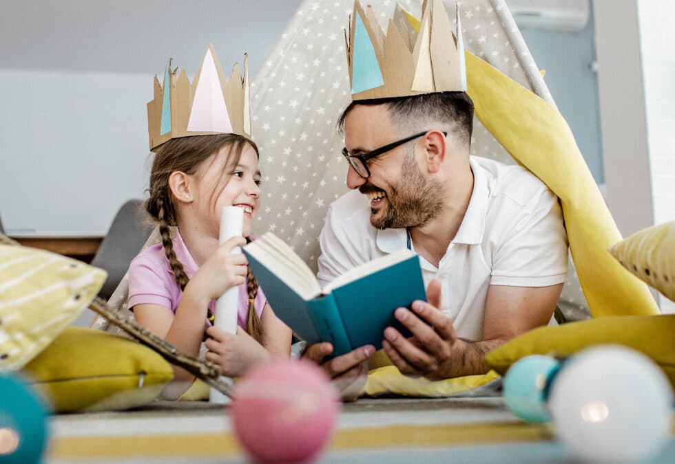 Papa und Tochter als Kinderbuch-Testleser