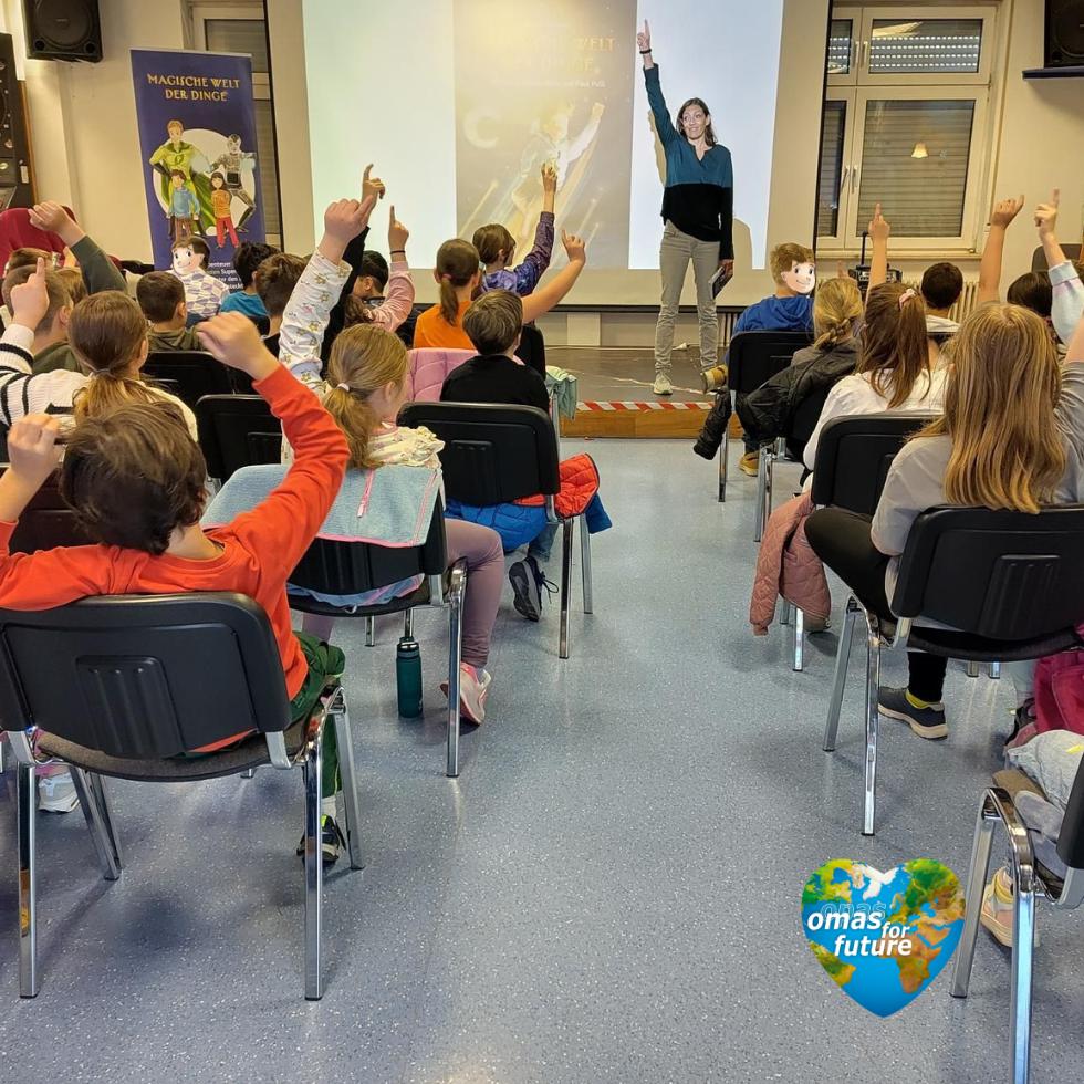 Autorenlesung für Kinder im Jugendhaus Bretten aus "Antons geheime Reise mit Paul Pulli", Kinderbuchautorin und Publikum zeigen auf