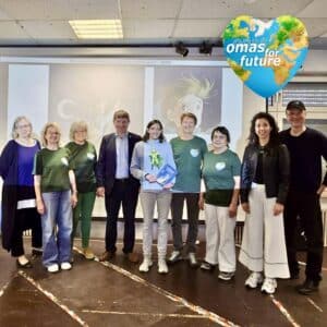 Gruppenbild nach Autorenlesung auf Einladung der Omas for Future mit Omas und Opas for Futur Bretten, Bürgermeister, Buchhändlerin und Leiter Jugendhaus