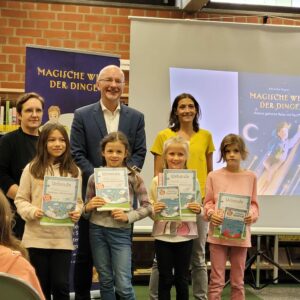 Gruppenfoto mit Bürgermeistern Preisträgerinnen vor Lesung zum Abschuss des Sommerleseclubs der Stadtbücherei Landshut