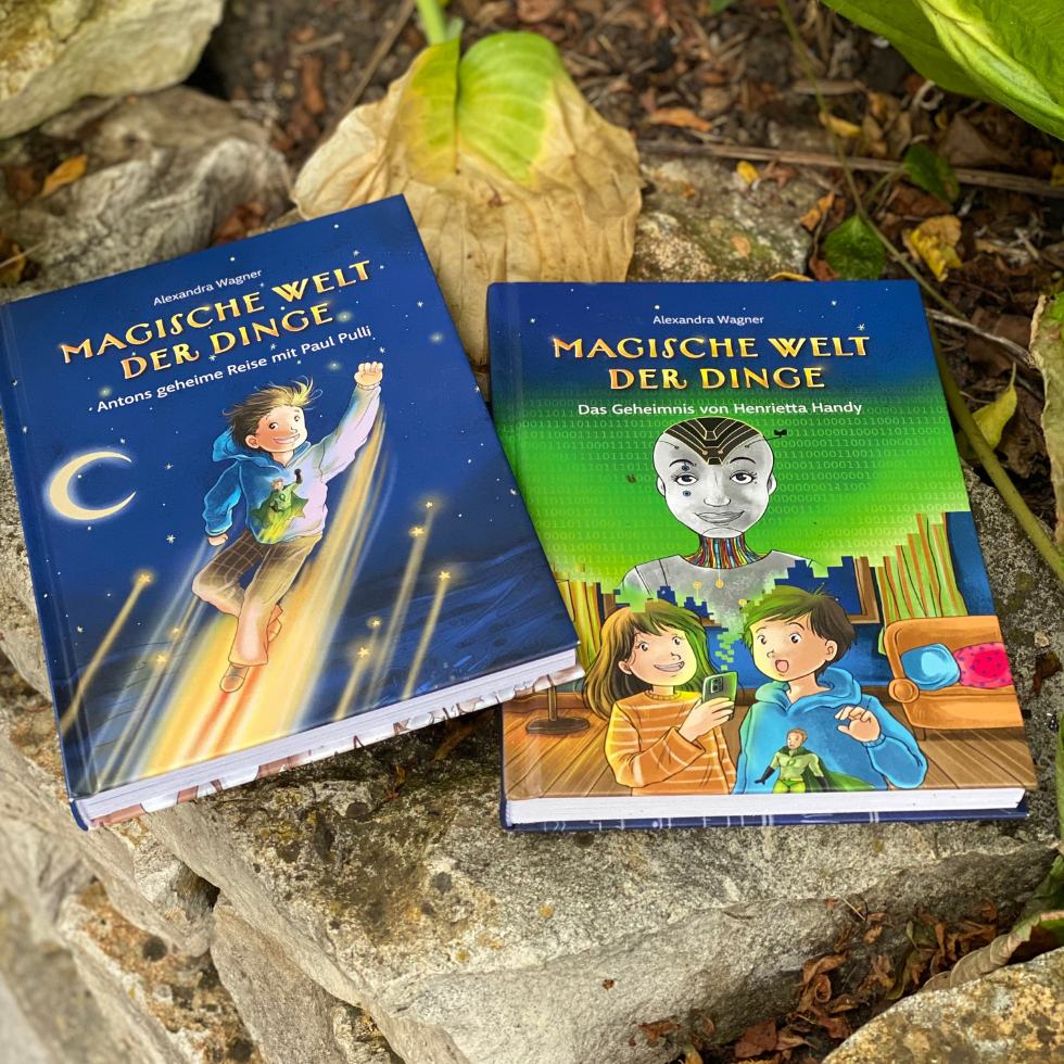 Kinderbücher über Nachhaltigkeit Magische Welt der Dinge, Band 1 und 2 auf Stein und Laub