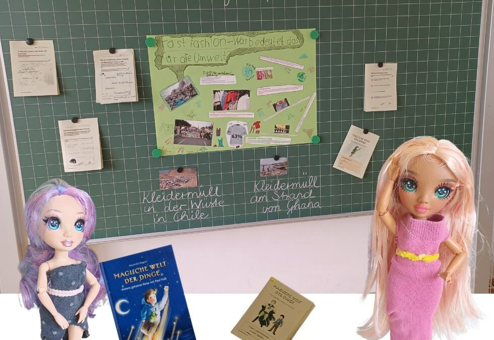 Fotocollage Tafel mit Nachhaltigkeit und Fast Fashion Überschrift Puppen und Buch davor