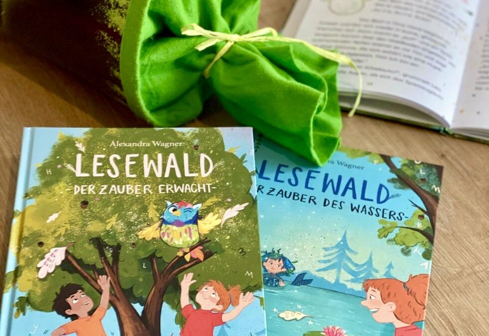 Schultüte auf Tisch davor liegen 2 Bücher der Reihe "Lesewald"