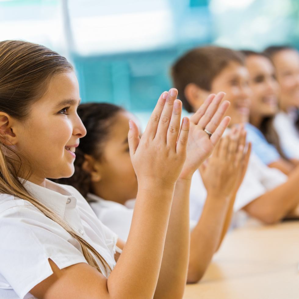 Schüler im Klassenzimmer applaudieren