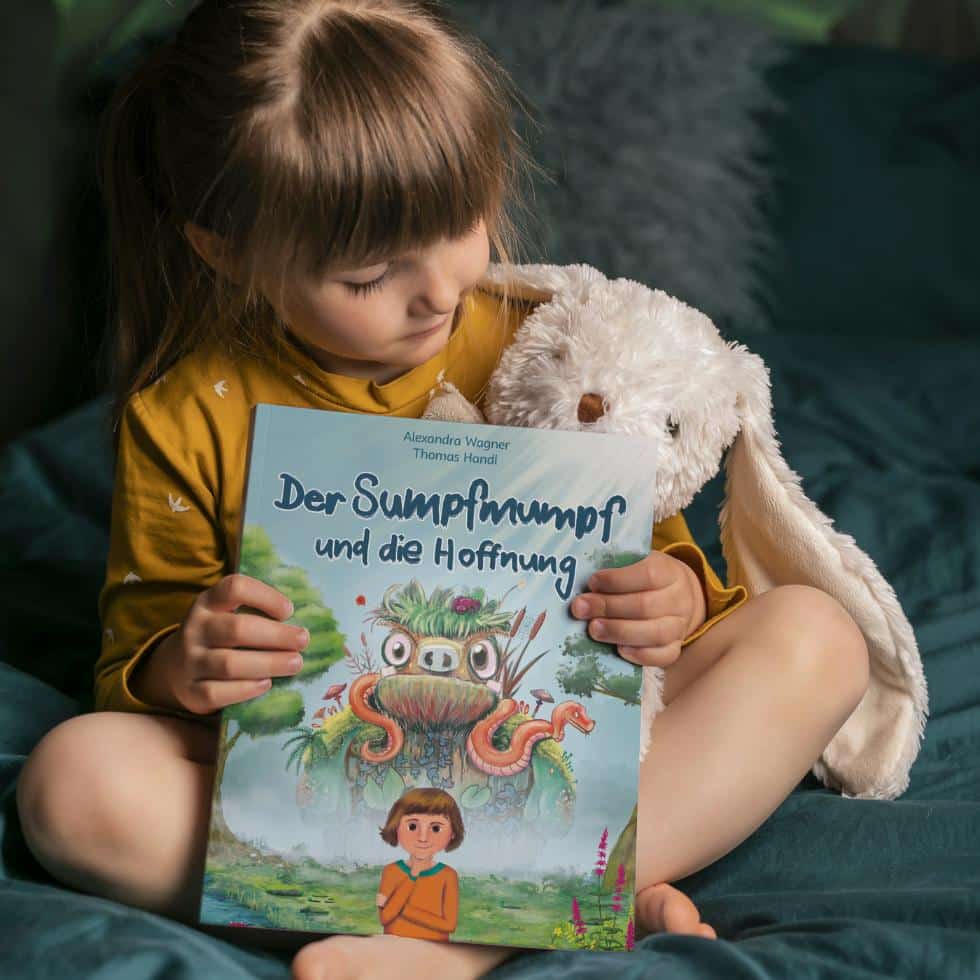 Mädchen mit Kuscheltier hat Kinderbuch »Der Sumpfmumpf und die Hoffnung« in den Hand