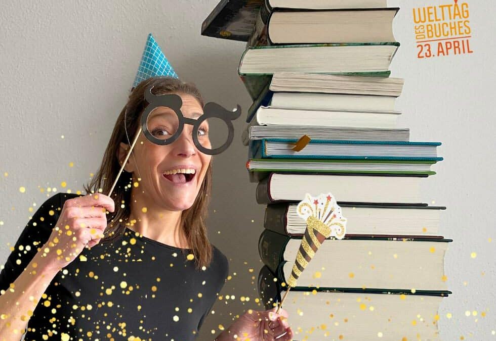Alexandra Wagner nur Partyhut und Brille neben Bücherstapel
