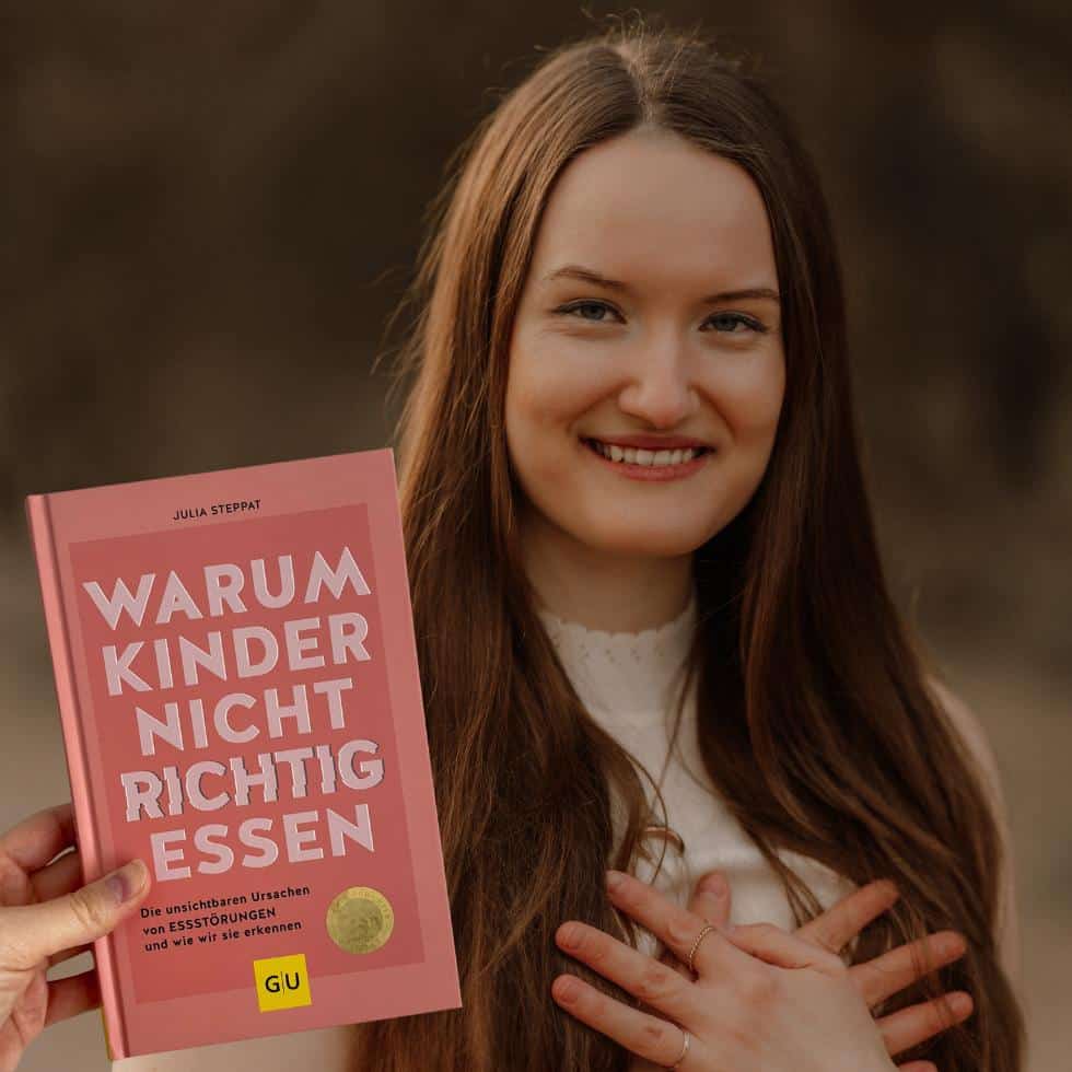 Porträt Julia Steppat mit Buch