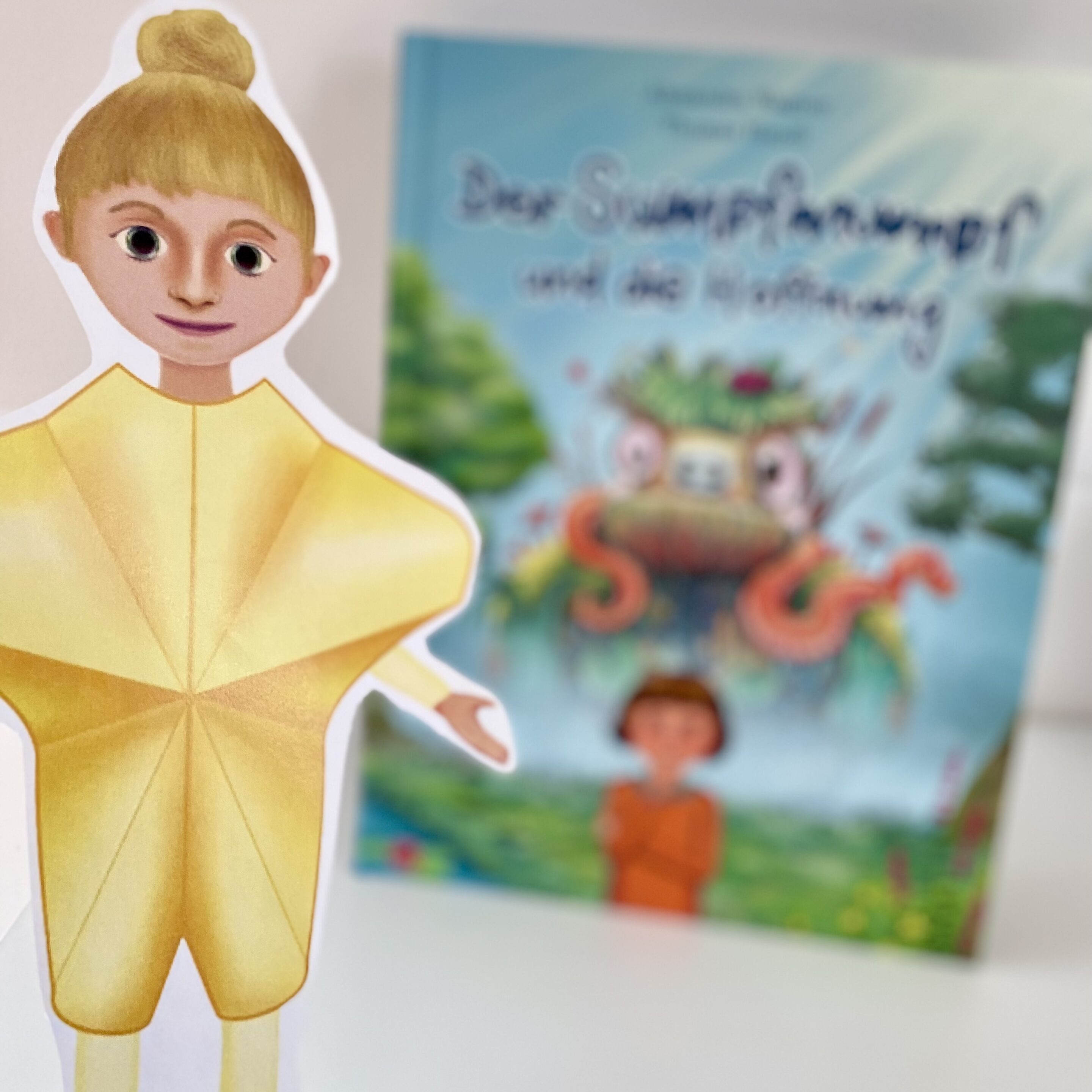 Ausgeschnittene Figur Hoffnung vor Kinderbuch zu Hoffnung und Angst