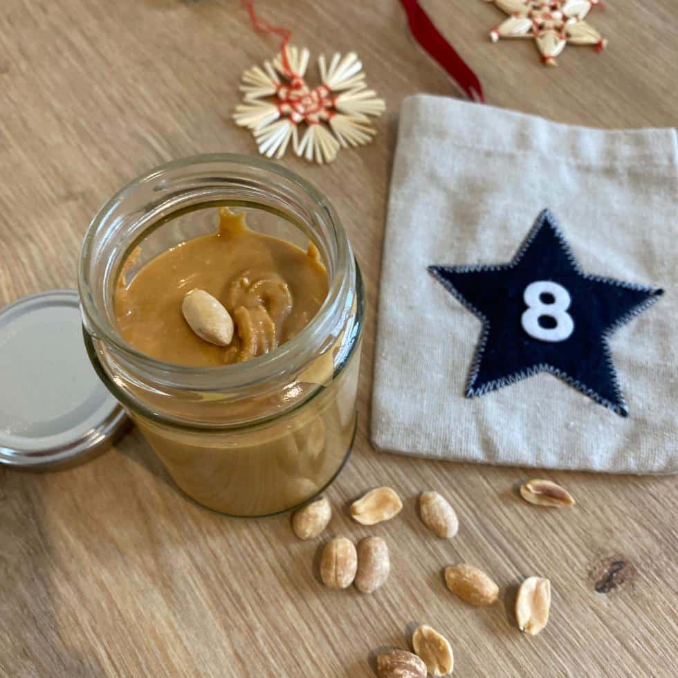 DIY Erdnussbutter neben Adventskalendersäckchen