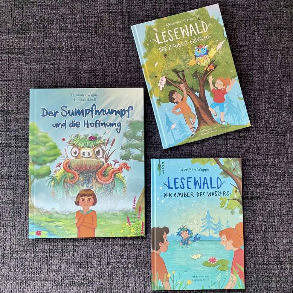 3 Kinderbücher über Angst auf dunklem Hintergrund "Der Sumpfmumpf und die Hoffnung", Lesewald, Der Zauber erwacht", "Lesewald, Der Zauber des Wassers"