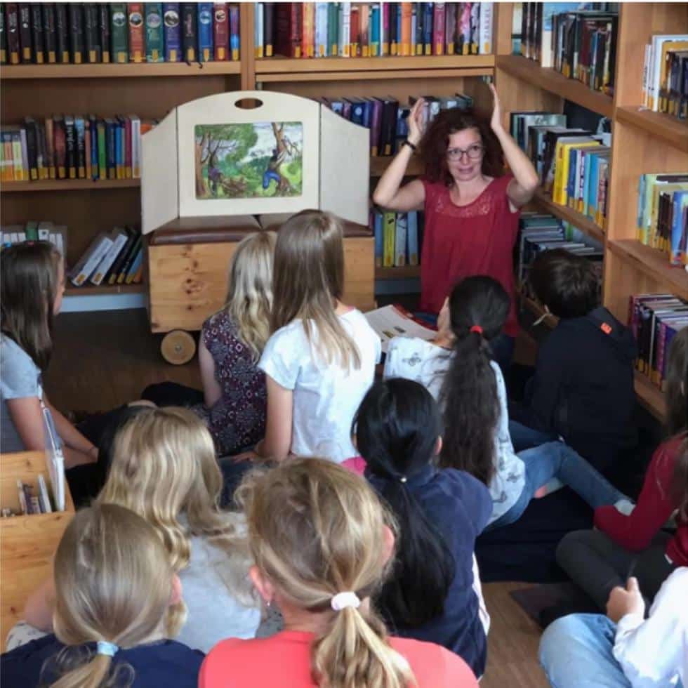 Lese- und Literaturpädagogin Christine Sinnwell-Backes beim Vorlesen
