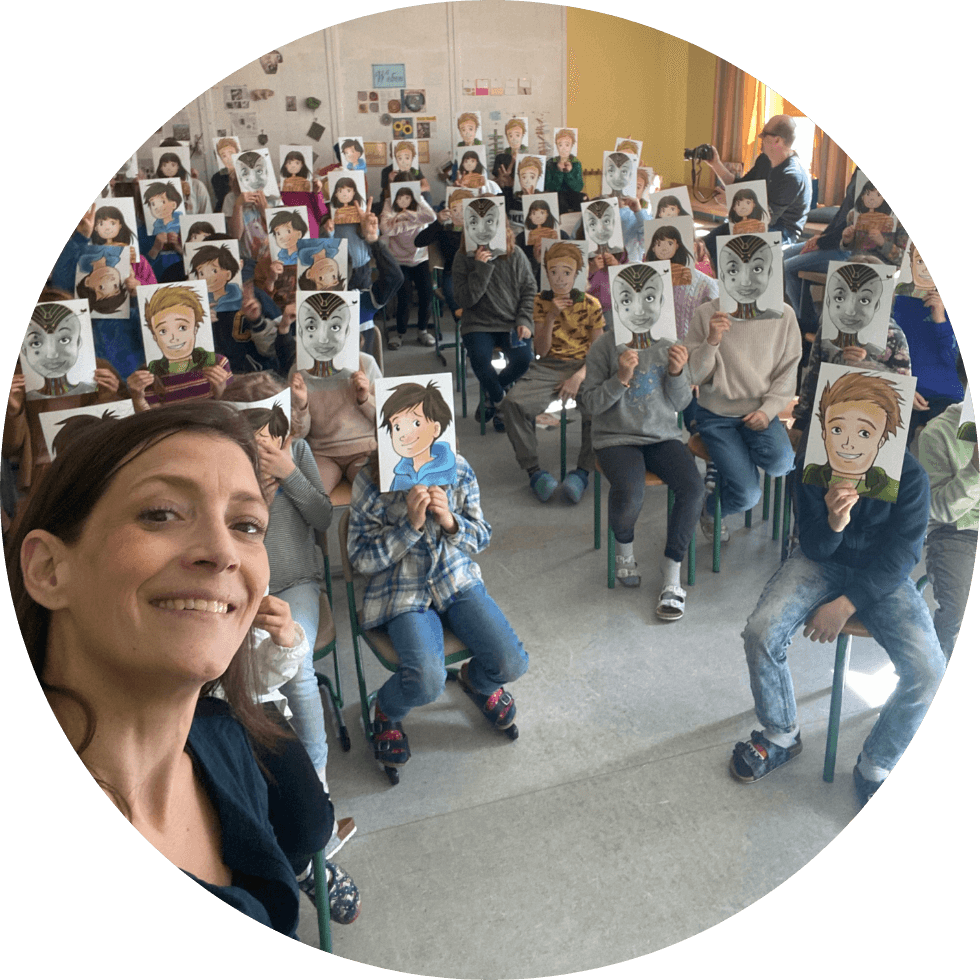 Selfie Autorin Alexandra Wagner während Lesung mit Klasse im Hintergrund