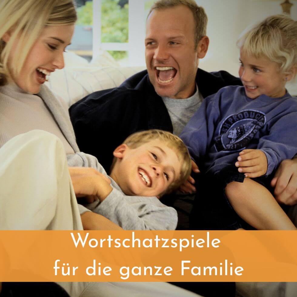 Familie mit Kindern im Grundschul- und Kindergartenalter sitzt auf der Couch und lacht