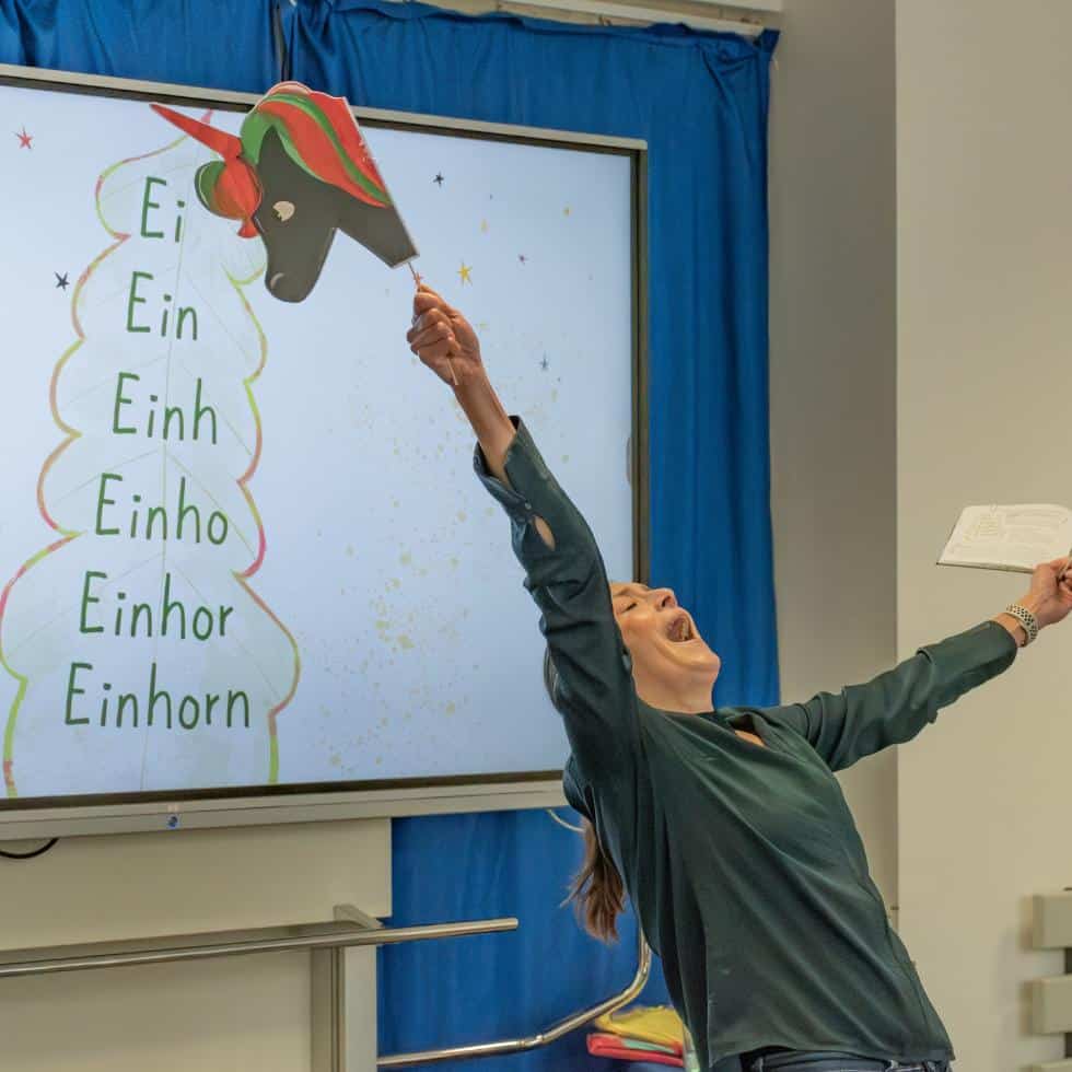 Autorin Alexandra Wagner jubelt während Lesung