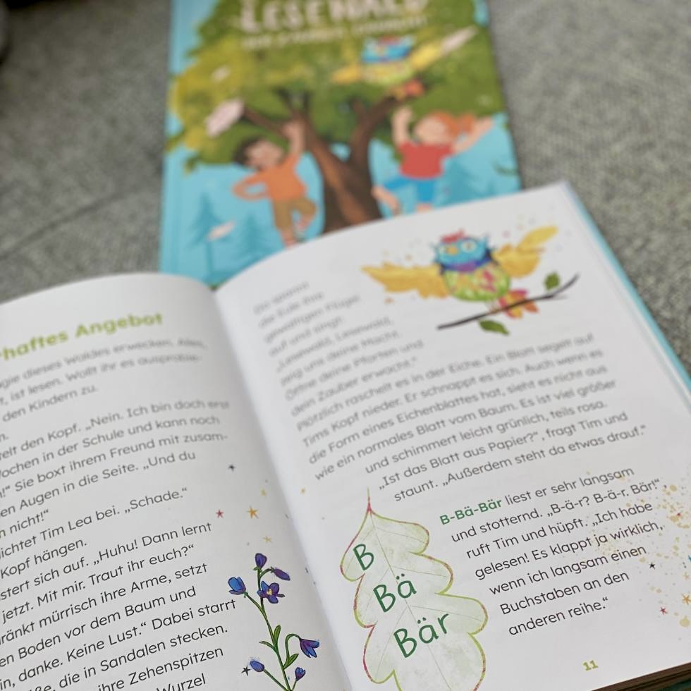 BLOG AUTOREN-Website - 1 Aufgeschlagenes Buch "Lesewald" mit Treppenwort "Bär" und Illus