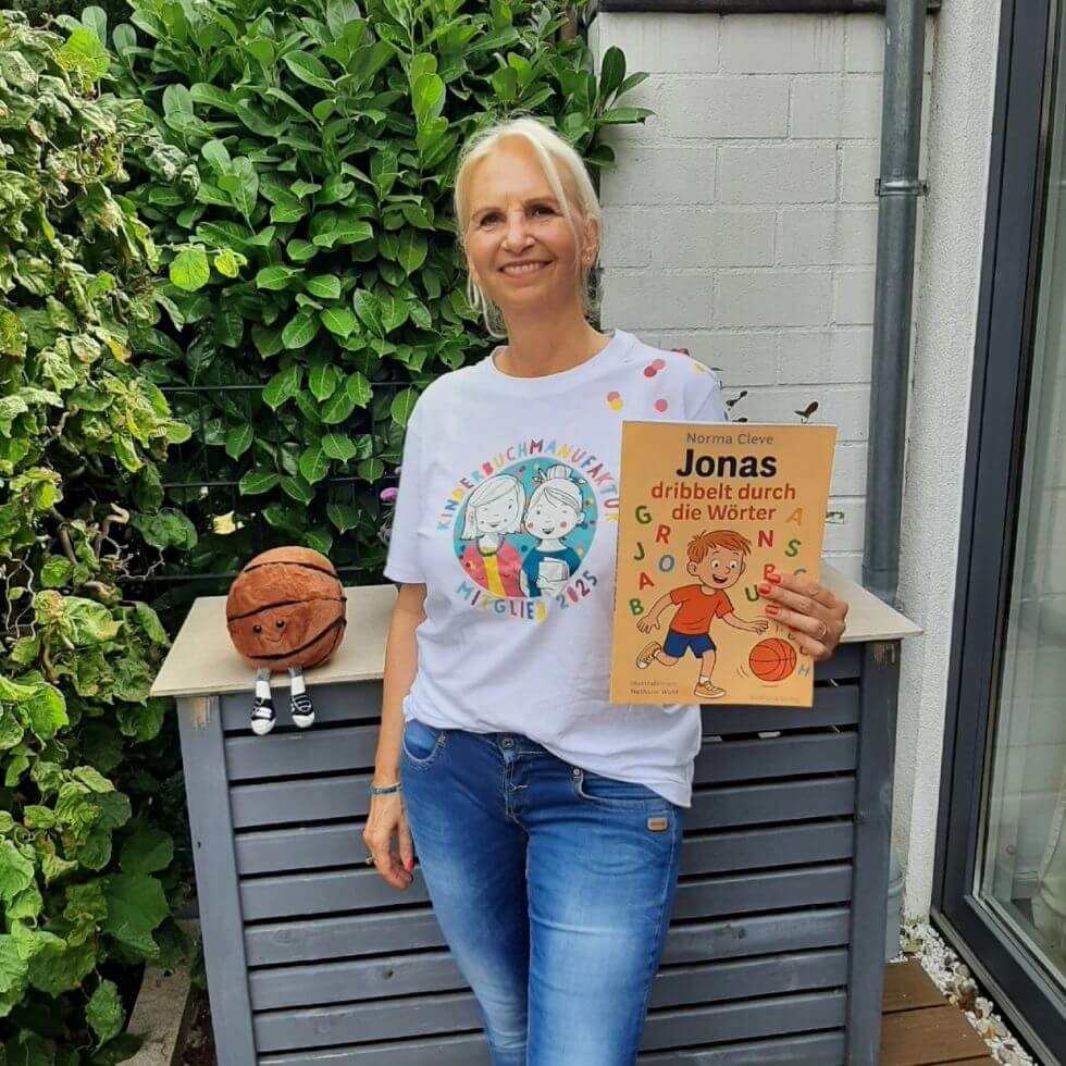 Lerntherapeutin Norma Cleve mit ihrem Buch für Kinder mit LRS und der Hand