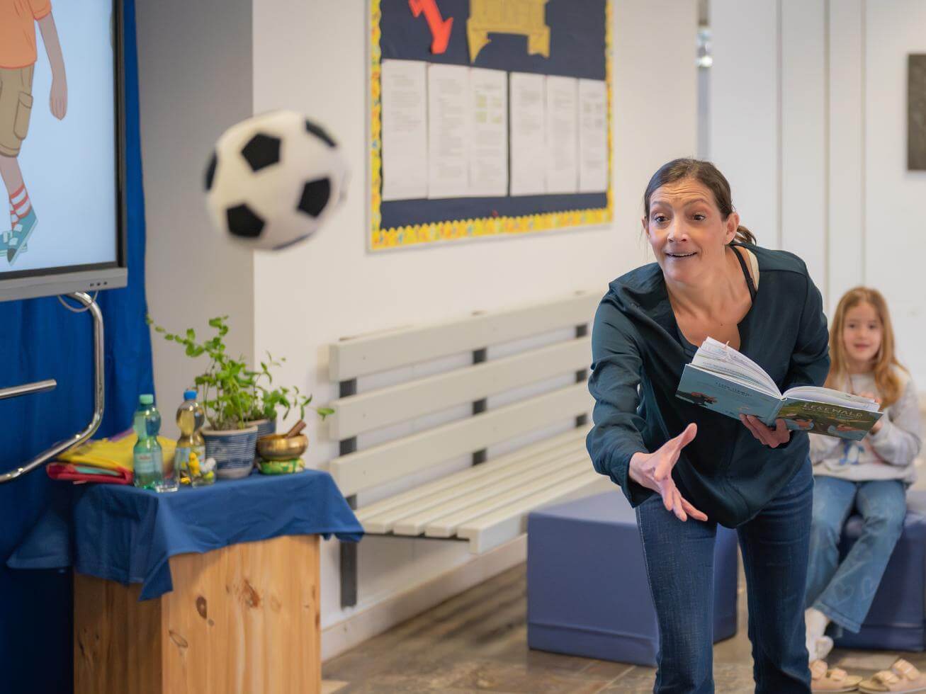 Alex Wagner wirft Stoffball ins Publikum