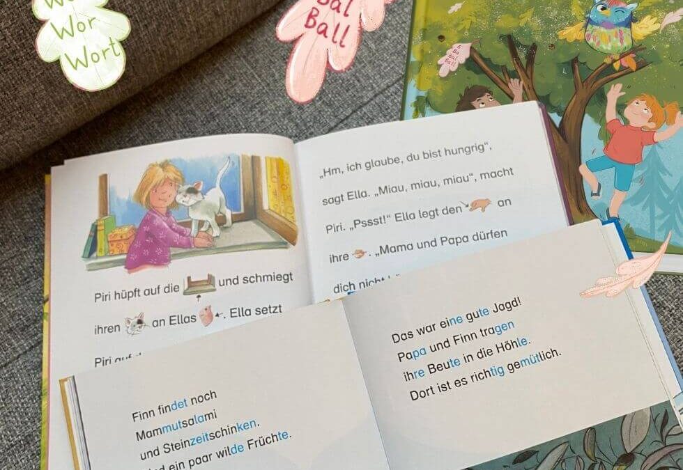 Unterschiedliche Leselernbücher aufgeschlagen auf Sofa