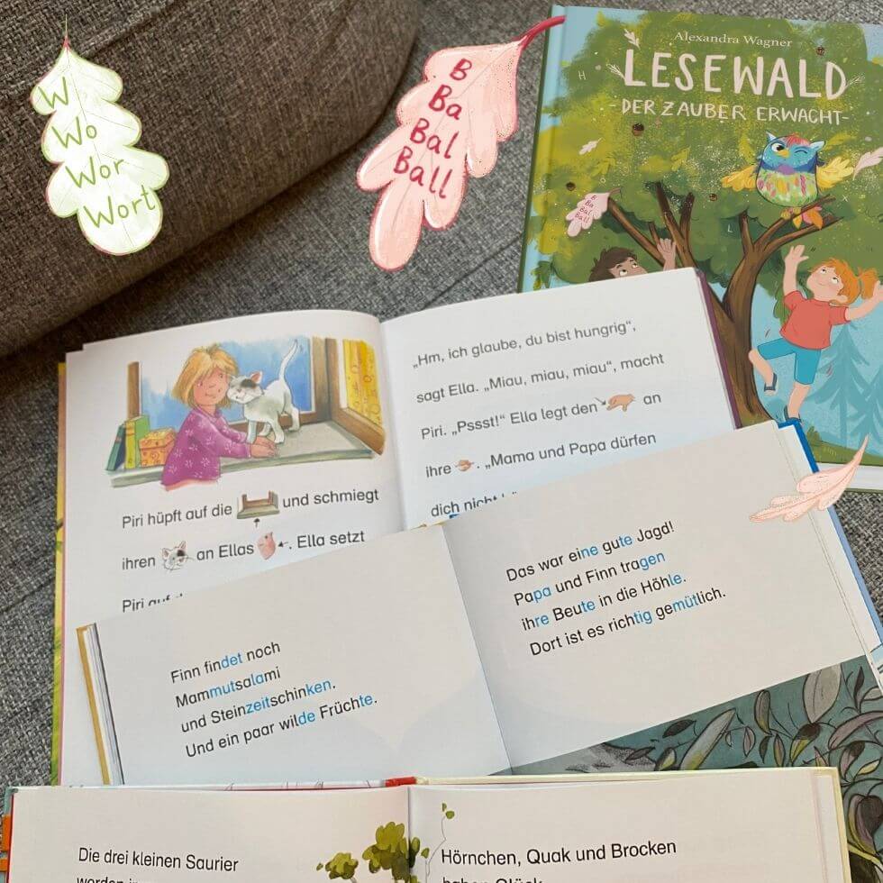 Unterschiedliche Leselernbücher aufgeschlagen auf Sofa