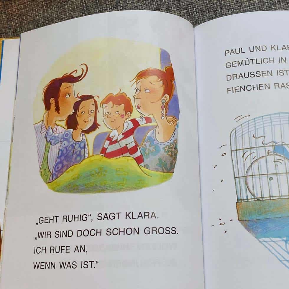 Innenseite eines Buches mit Großbuchstaben als Leselern-Methode, Buch liegt auf Sofa