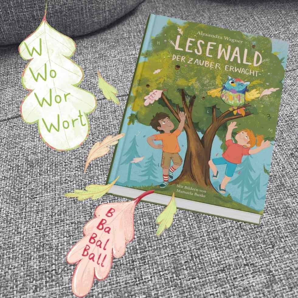 Mockup Buch »Lesewald«, Treppenwörter und dekorative Eichenblätter auf Sofa