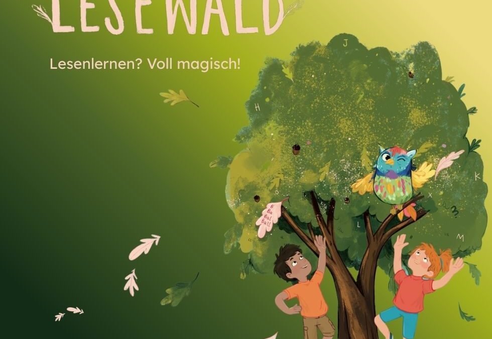 Großer Schriftzug "Lesewald" auf grünem Enter mit Farbverlauf, am Rand Eiche mit Eule, Junge und Mädchen, die zu Blättern hüpfen. Eichenblatter fallen vom Baum