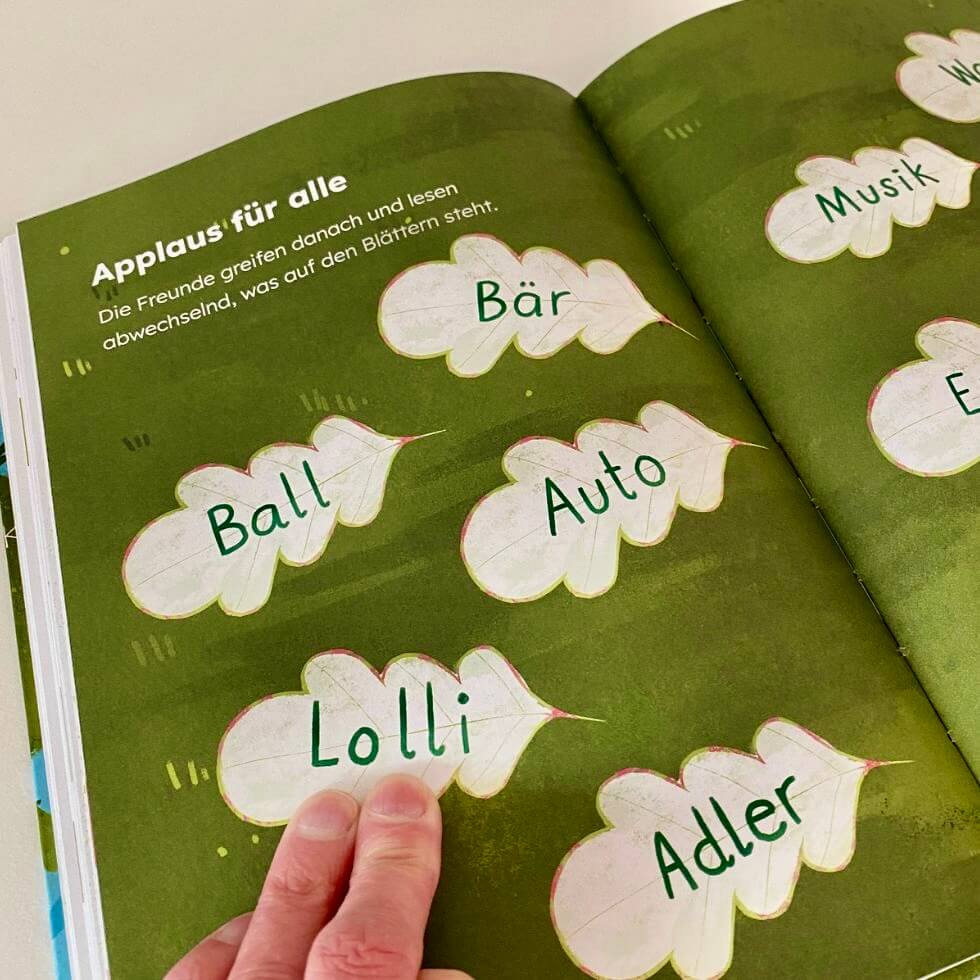 Lesetandem-ein-wort-lesewald Innenseite Buch mit einzelnen Wörtern in Eichenblatt-Illustration