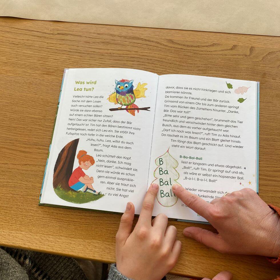 Treppenwort-lesentandem-lesewald Aufgeschlagenes Buch mit Treppenwort,Illus und Fließtext; Zeugefinger eines Kindes, Zeigefinger einer Frau auf Treppenwort