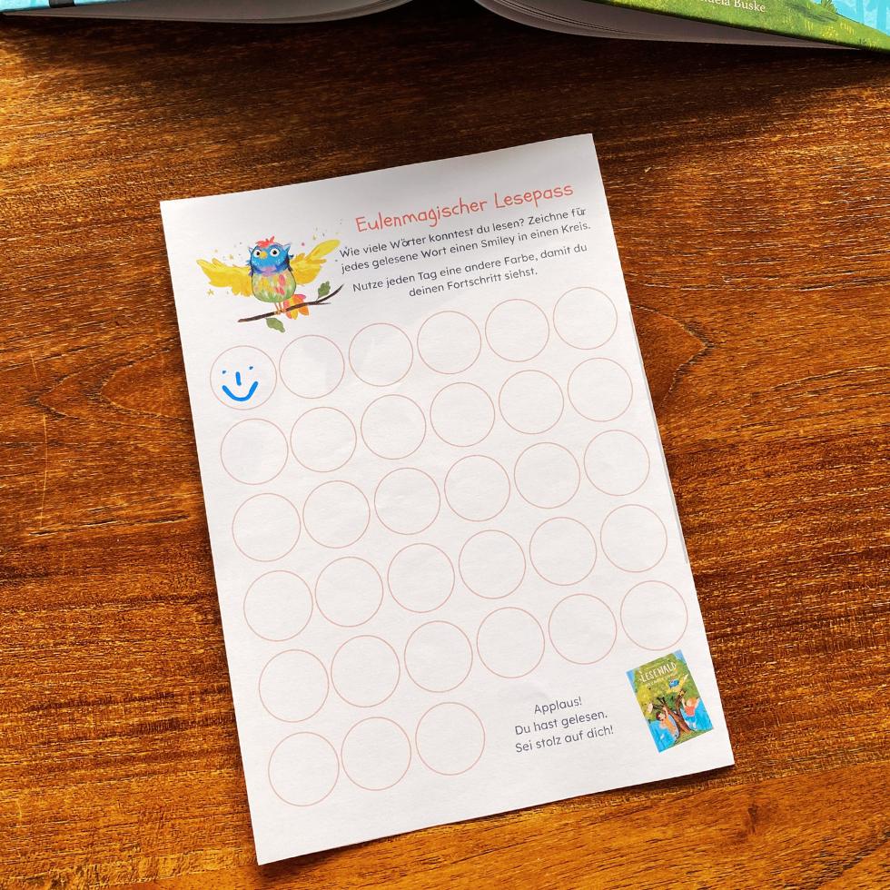 lesespiel-lesepass Lesepassvorlage zum Buch "Lesewald" ausgedruckt auf Tisch