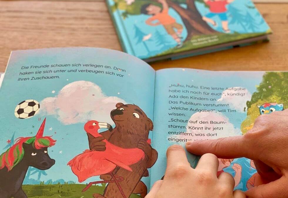 aufgeschlagenes Buch auf Tisch, Finger von Metter und Sohn unter Zeile