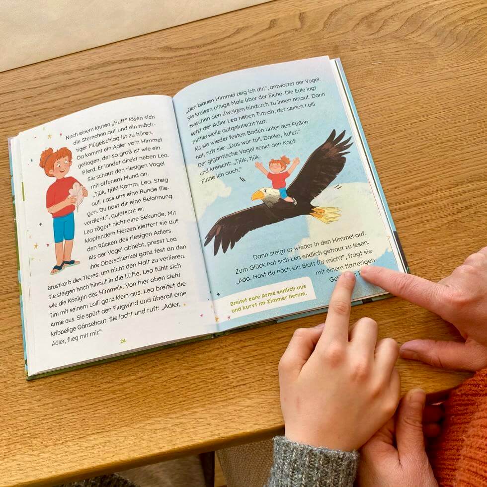 lesetandem-finger-auf-zeile-adler Aufgeschlagenes Buch, Finger Kind und Finger Frau auf Text
