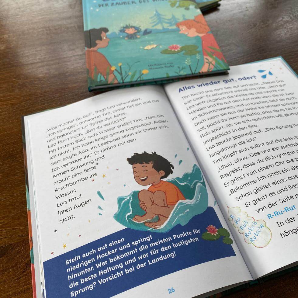aufgeschlagenes Buch mit Illustration dun Mitmachaktion "Imitiere in einen See zu springen"; am Bildrand liegt das Buch »Lesewald, Der Zauber des Wassers«