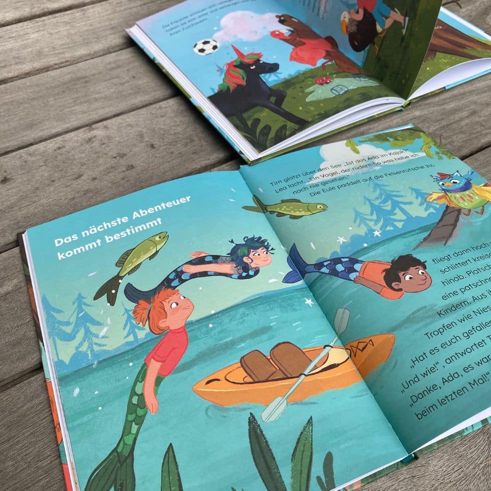 Auf Holzbank aufgeschlagene Bücher mit Sommermotive: Wasser und Wald