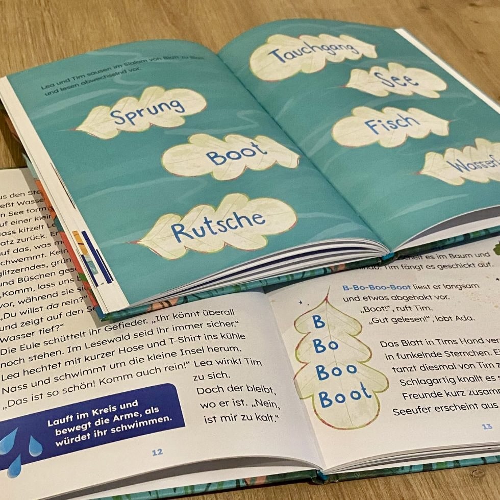 Innenseite Kinderbuch Wirt als Treppenwort und See, auf dem große Eichenblätter schwimmen, auf denen Wörter stehen