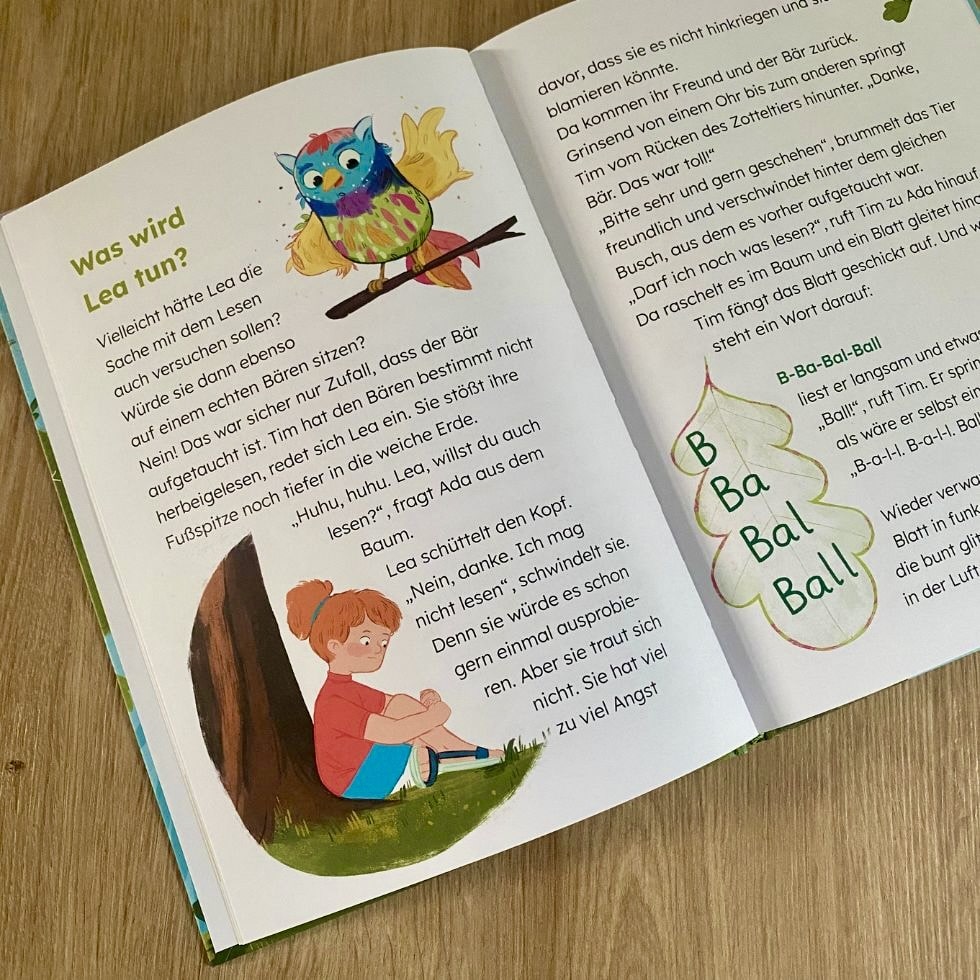 Innenseite Kinderbuch Text, Illu eines frustrierten Mädchens, Eule lächelt freundlich vom Baum, Treppenwort Ball