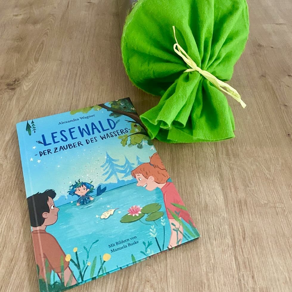 Leselernbuch "Leswald, Der Zauber des Wasser" liegt auf Tisch neben Schultüte