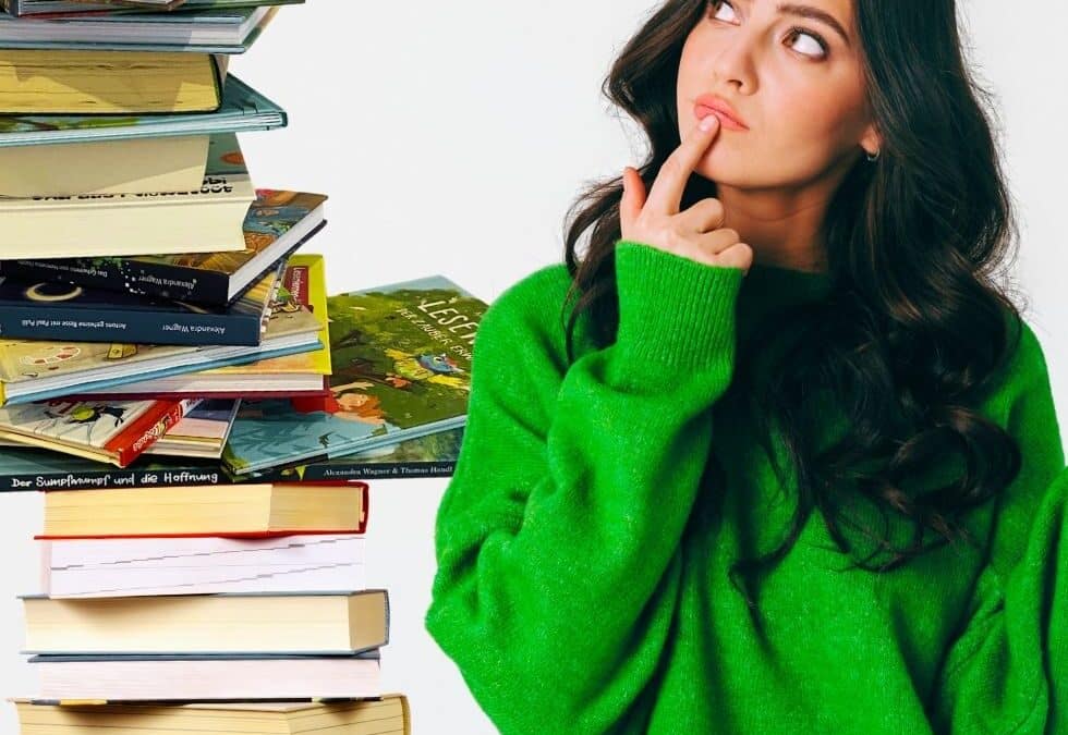 Fotomontage: Frau schaut auf riesigen Bücherstapel